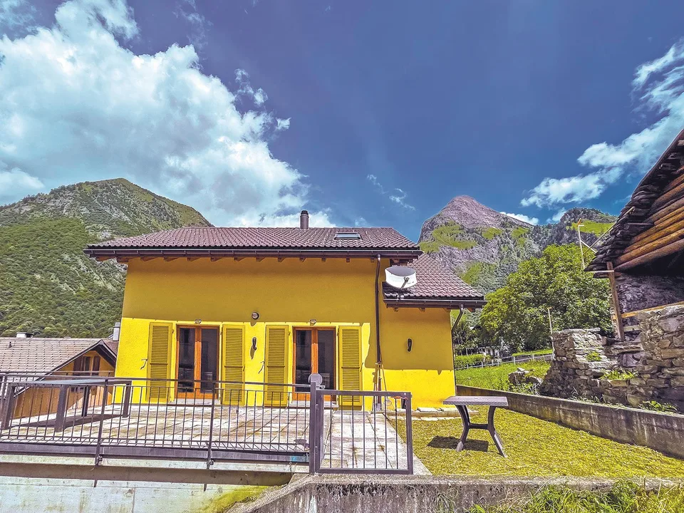 Tessin: Einfamilienhaus mit Garten und Garage