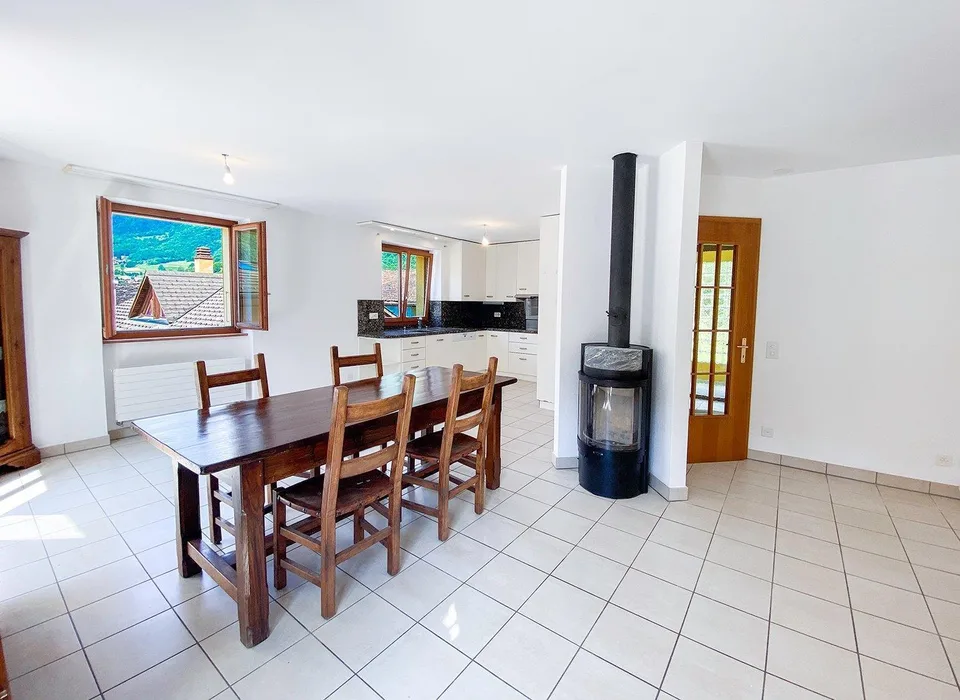 Tessin: Einfamilienhaus mit Garten und Garage
