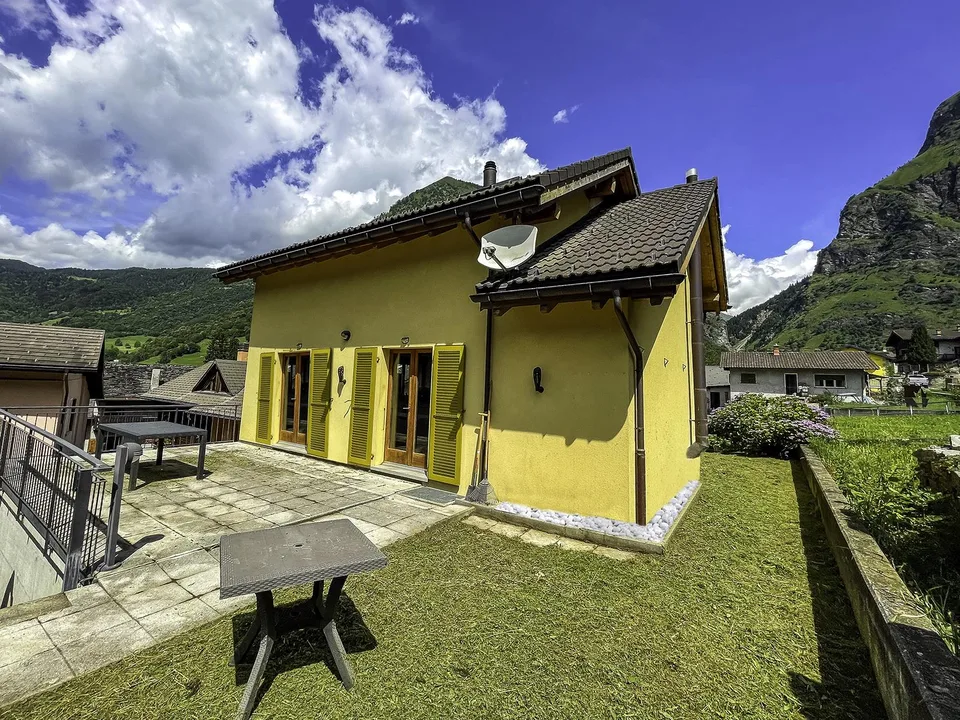 Tessin: Einfamilienhaus mit Garten und Garage