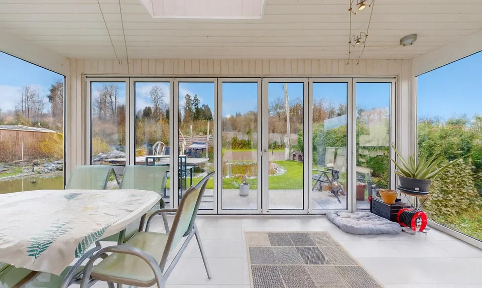 Casa unifamiliare con grande giardino, giardino d'inverno e stagno