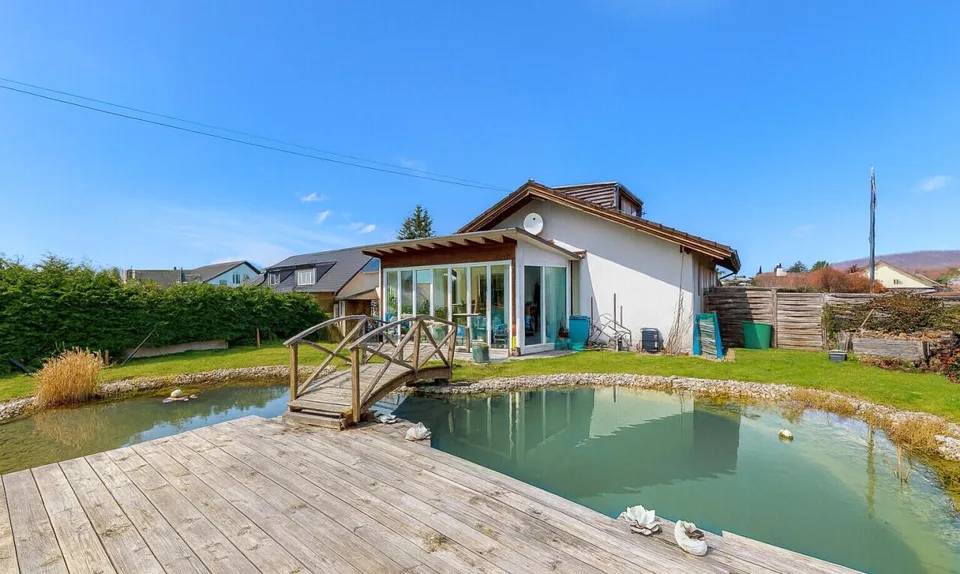 Einfamilienhaus mit grossem Garten, Wintergarten und Teich
