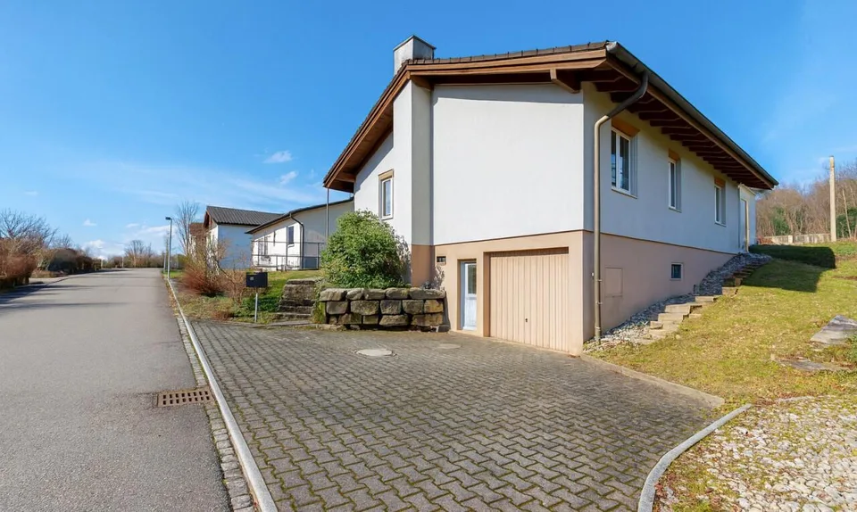 Casa unifamiliare con grande giardino, giardino d'inverno e stagno