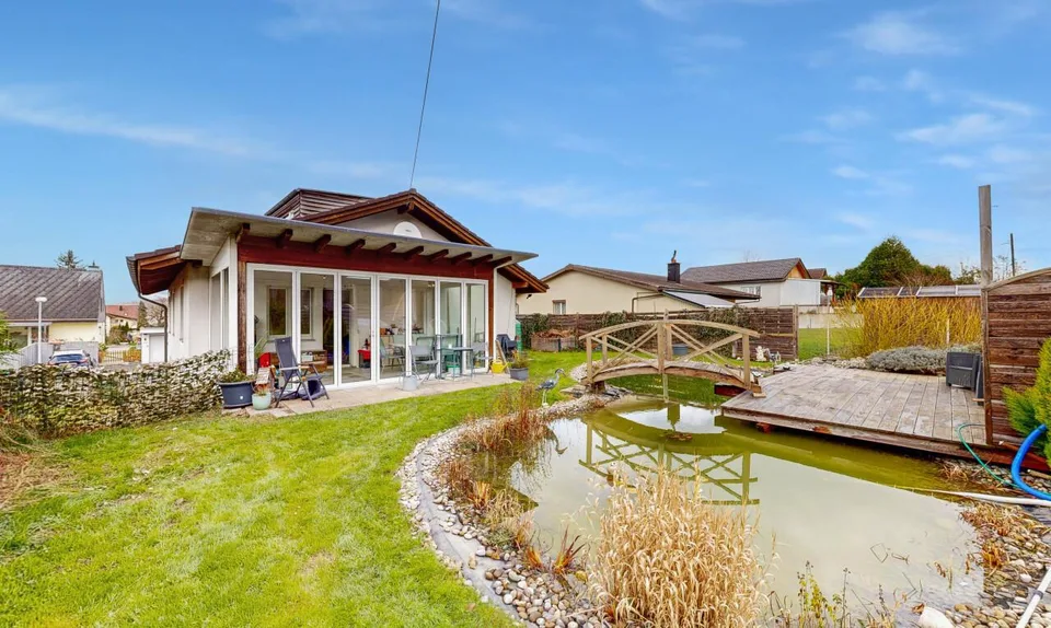 Casa unifamiliare con grande giardino, giardino d'inverno e stagno