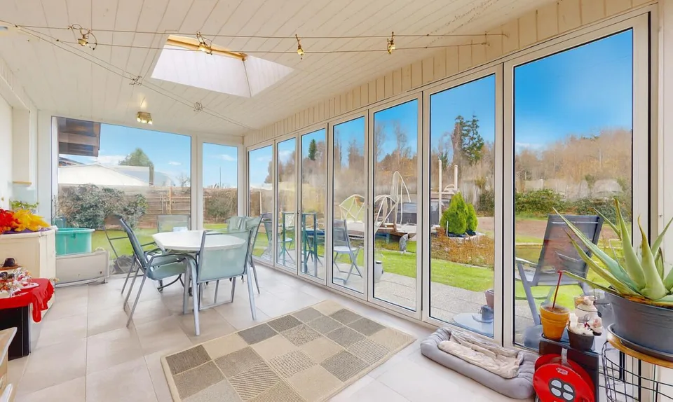 Casa unifamiliare con grande giardino, giardino d'inverno e stagno