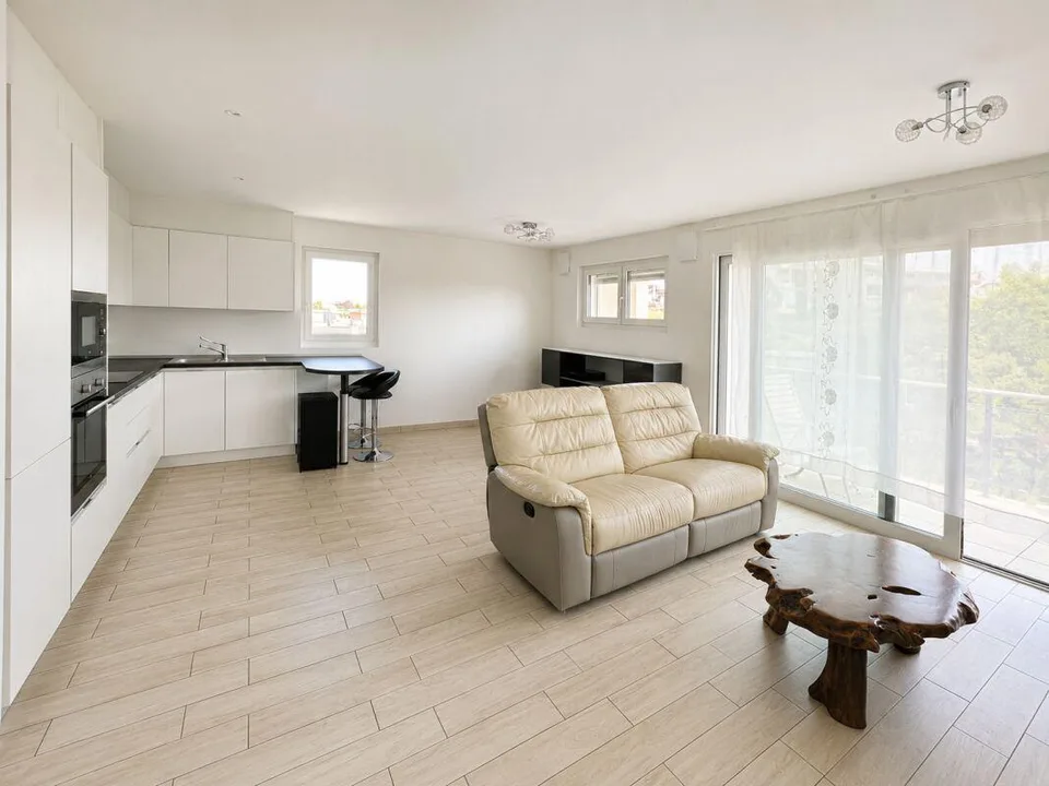 Helles 3.5-Zimmer-Apartment im letzten Stock mit freier Sicht