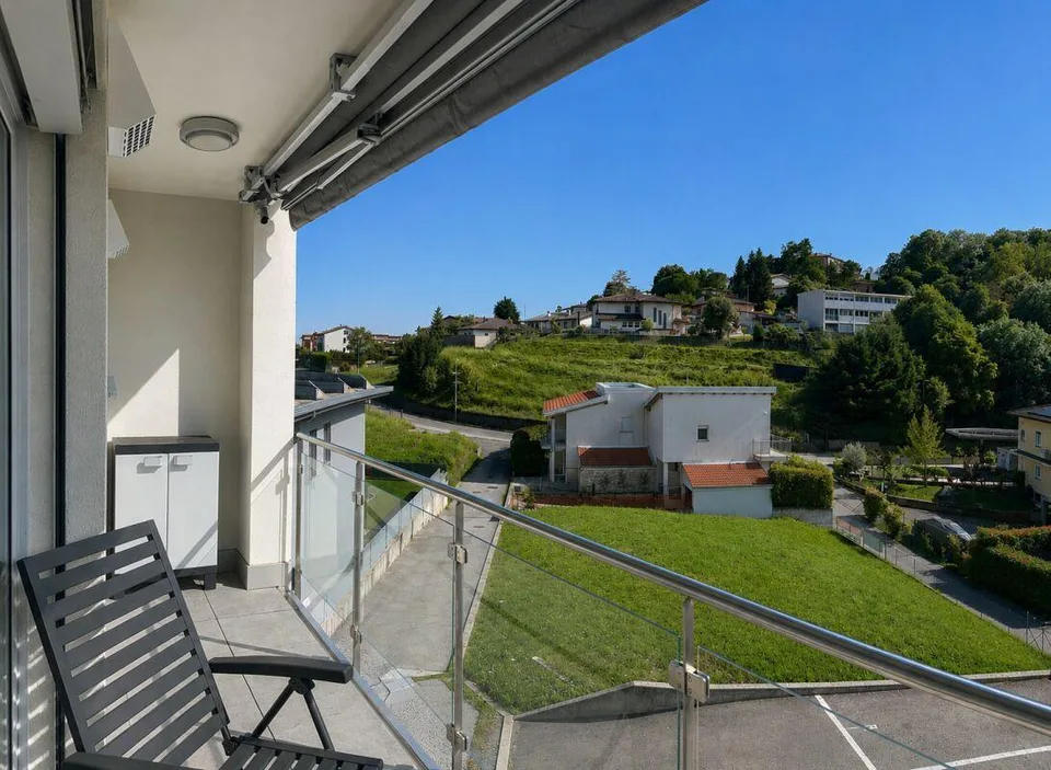 Helles 3.5-Zimmer-Apartment im letzten Stock mit freier Sicht