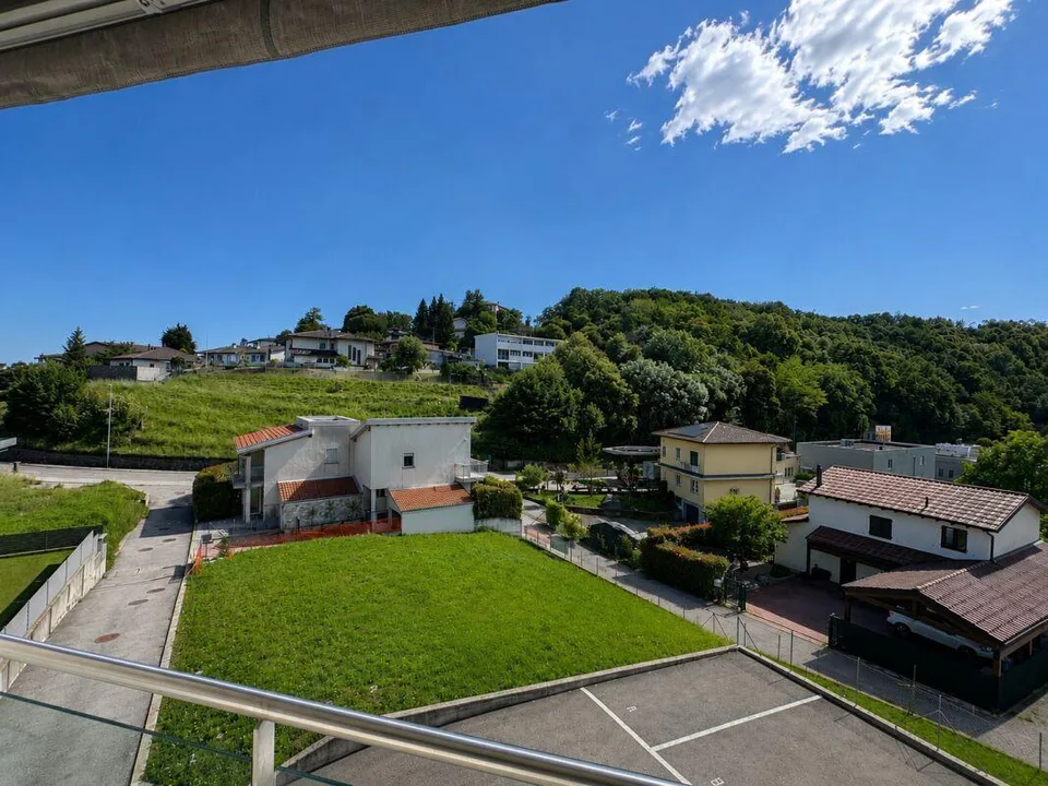 Helles 3.5-Zimmer-Apartment im letzten Stock mit freier Sicht