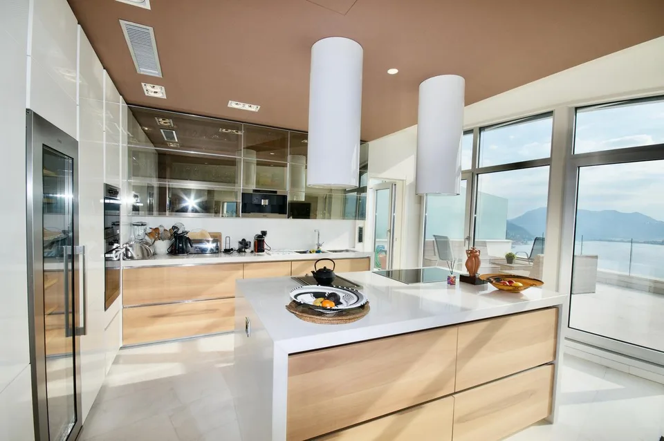 Moderno Attico Duplex di Lusso con Vista Mozzafiato sul Lago di Lugano