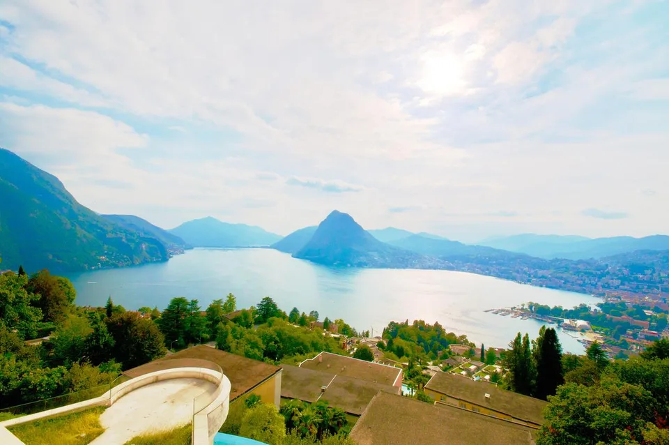 Moderno Attico Duplex di Lusso con Vista Mozzafiato sul Lago di Lugano