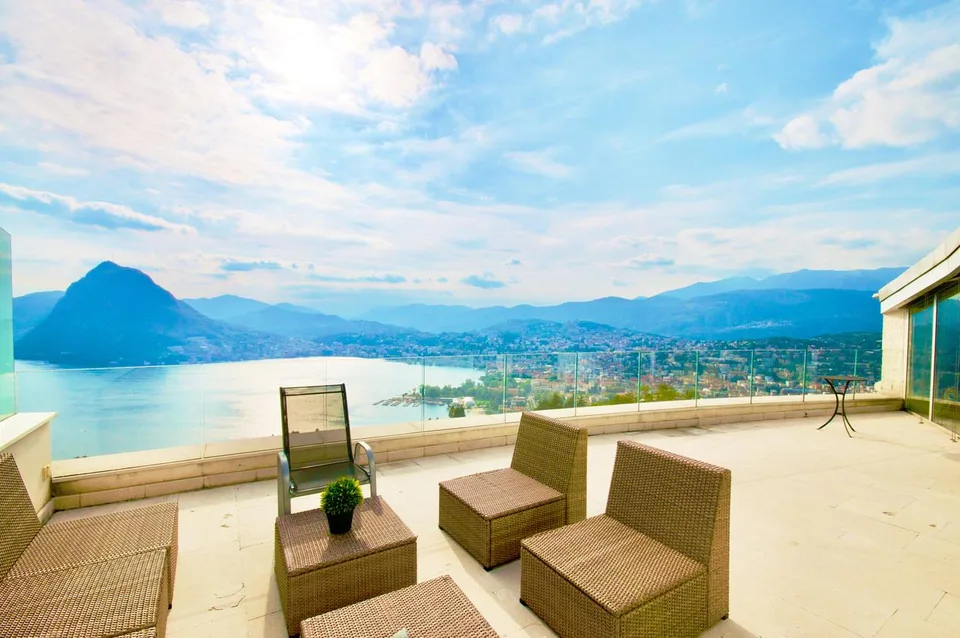 Moderno Attico Duplex di Lusso con Vista Mozzafiato sul Lago di Lugano