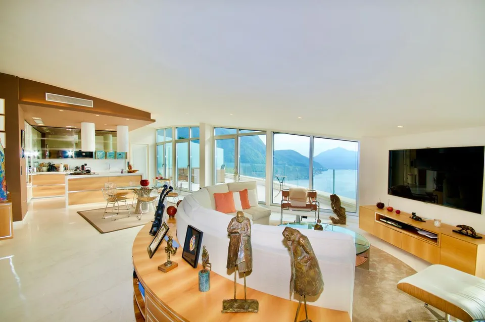 Moderno Attico Duplex di Lusso con Vista Mozzafiato sul Lago di Lugano