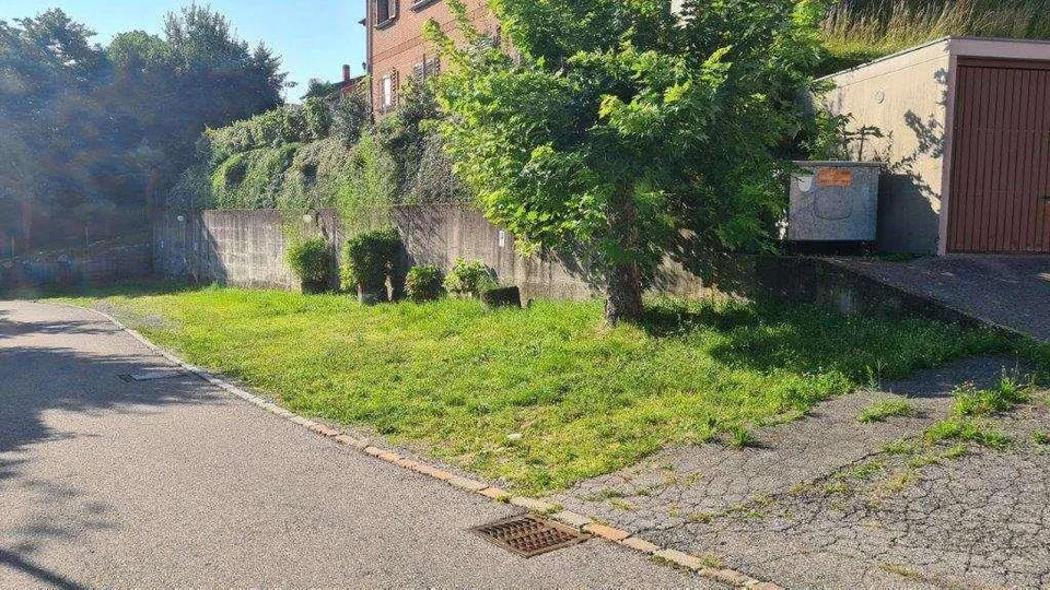 NOVAZZANO: ampio edificio con ex Ristorante, app 4.5 loc. e 30 postegg
