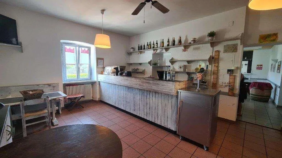 NOVAZZANO: ampio edificio con ex Ristorante, app 4.5 loc. e 30 postegg