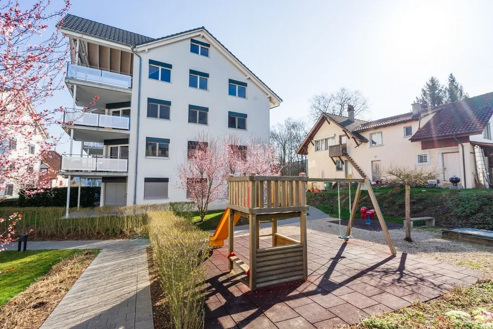 Modern 3.5-room apartment at 91 m² on the 1st floor