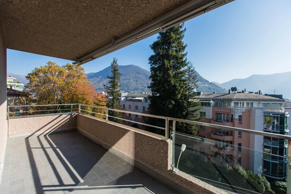 Eleganza e panorama: vista lago mozzafiato a due passi dal centro