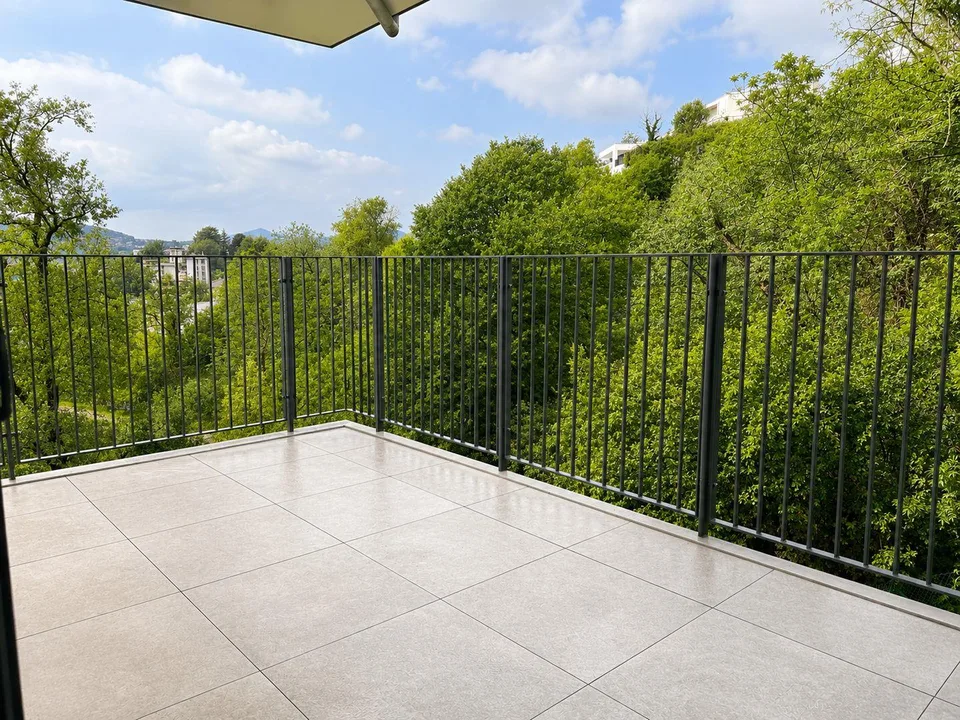 Geräumige 2.5-Zimmer-Wohnung mit bewohnbarem Terrasse, umgeben von Grün in Vacallo