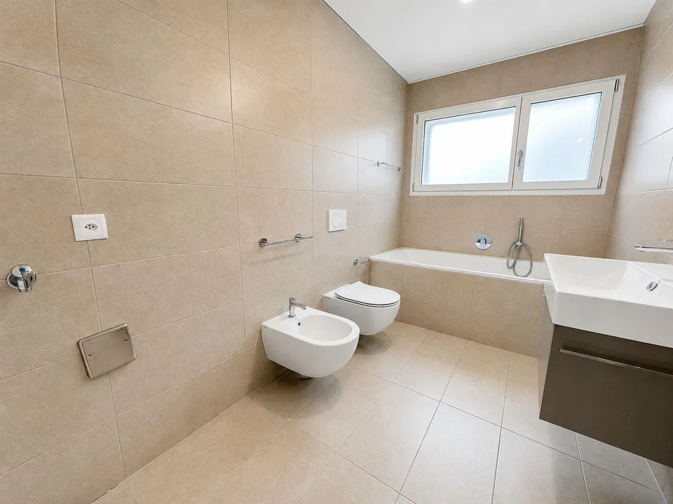 Geräumige 2.5-Zimmer-Wohnung mit bewohnbarem Terrasse, umgeben von Grün in Vacallo