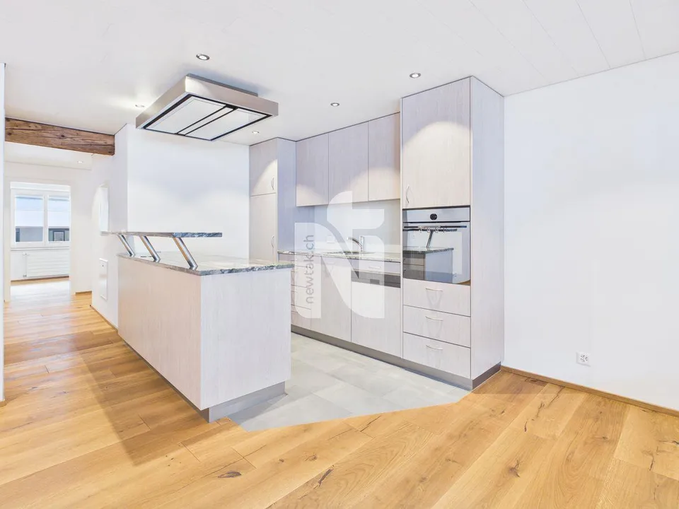 Appartement de 2.5 pièces rénové avec amour, au charme rustique et balcon, situé au centre de Liestal