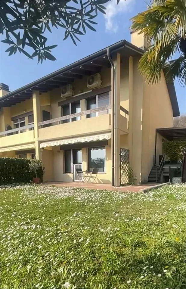Morbio Inferiore - Villa di testa con giardino, luminosità e privacy