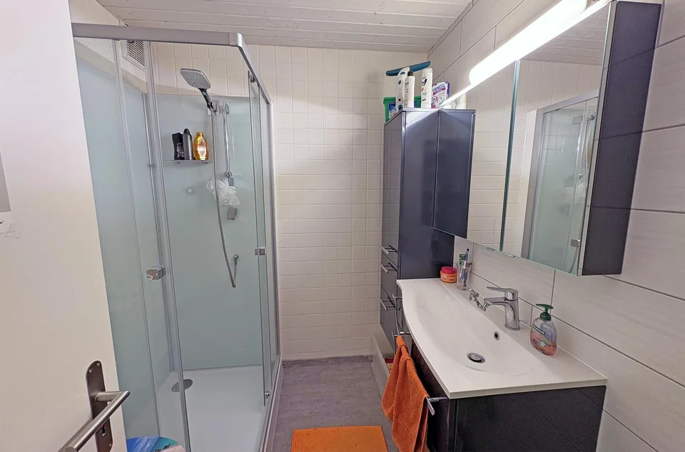 Wohnhaus mit zwei Wohnungen in Münchenwiler...