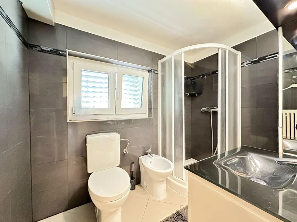 Villa bifamiliale avec deux appartements indépendants à Sant’Antonino – photo 12 sur 16