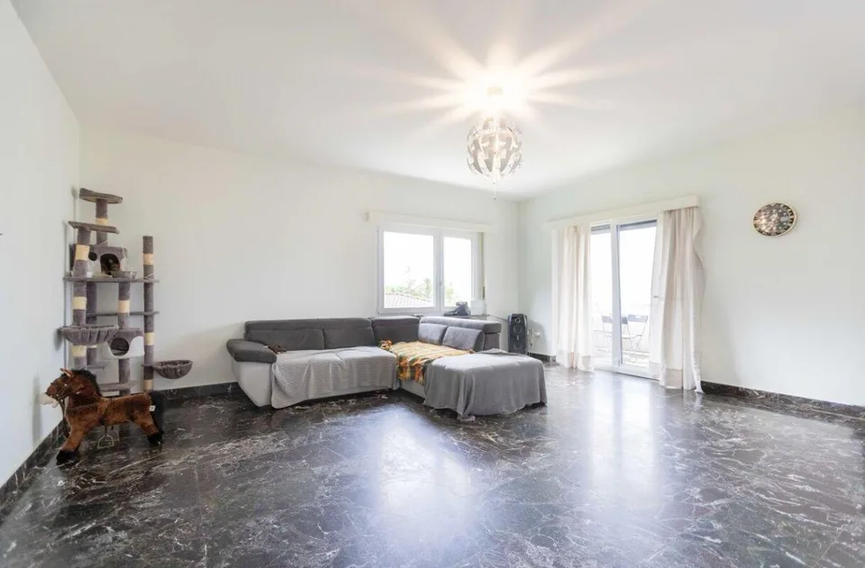 Villa bifamiliale avec deux appartements indépendants à Sant’Antonino – photo 6 sur 16