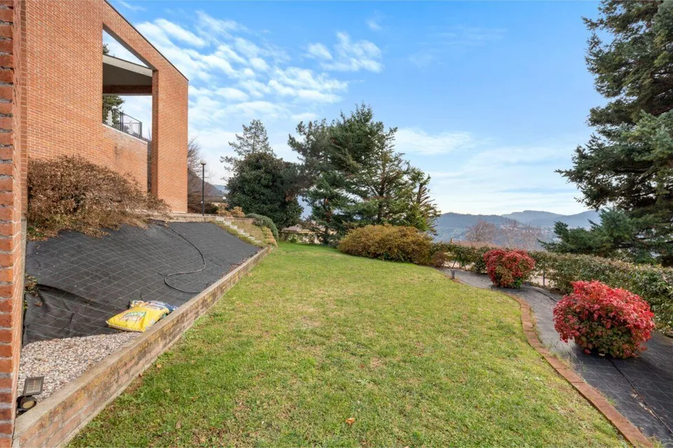 Prächtige Villa mit großem Garten und Aussicht – Foto 27 von 29