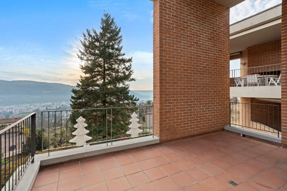 Prächtige Villa mit großem Garten und Aussicht – Foto 9 von 29