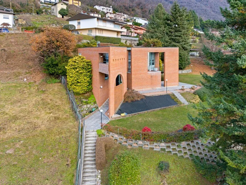 Splendida villa con ampio giardino e vista