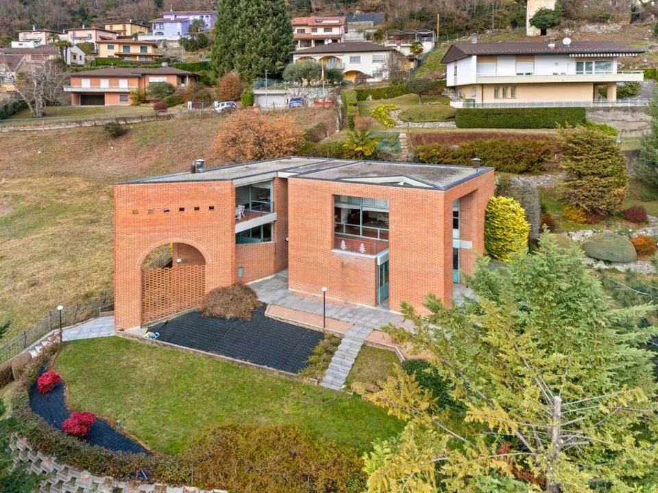 Splendida villa con ampio giardino e vista