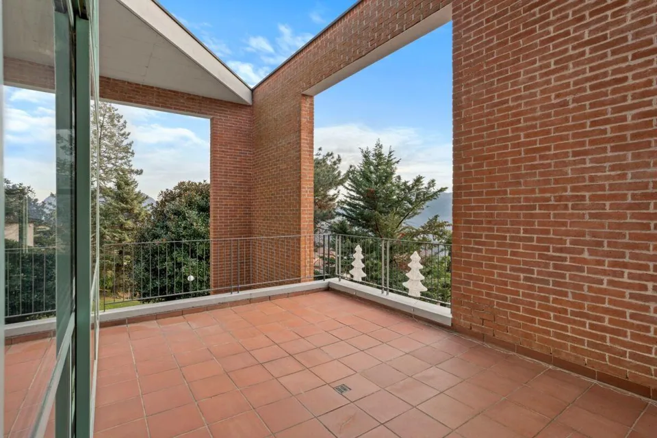 Prächtige Villa mit großem Garten und Aussicht – Foto 10 von 29