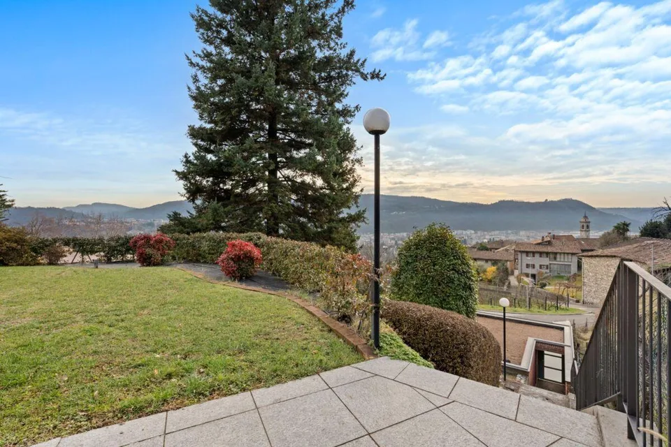 Prächtige Villa mit großem Garten und Aussicht – Foto 26 von 29