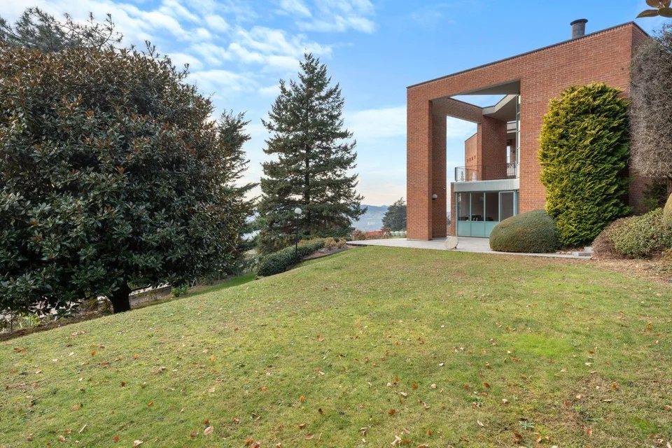 Prächtige Villa mit großem Garten und Aussicht – Foto 28 von 29