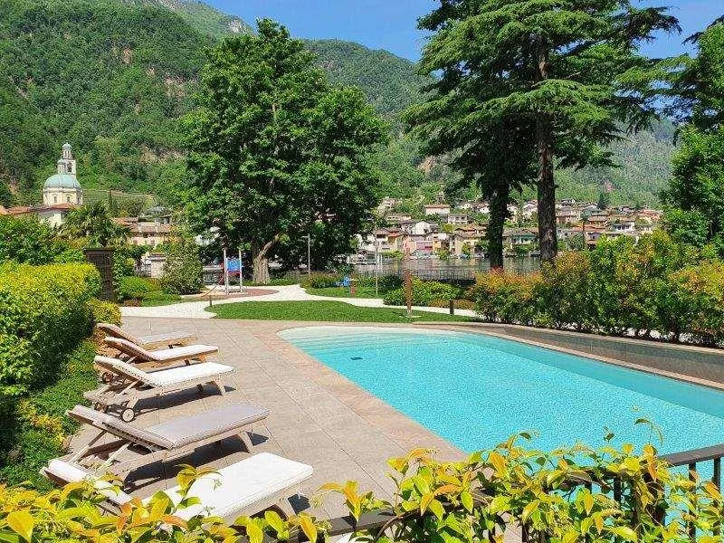 RIVA S. VITALE: PRÄCHTIGE VILLA AM SEE MIT SCHWIMMBAD