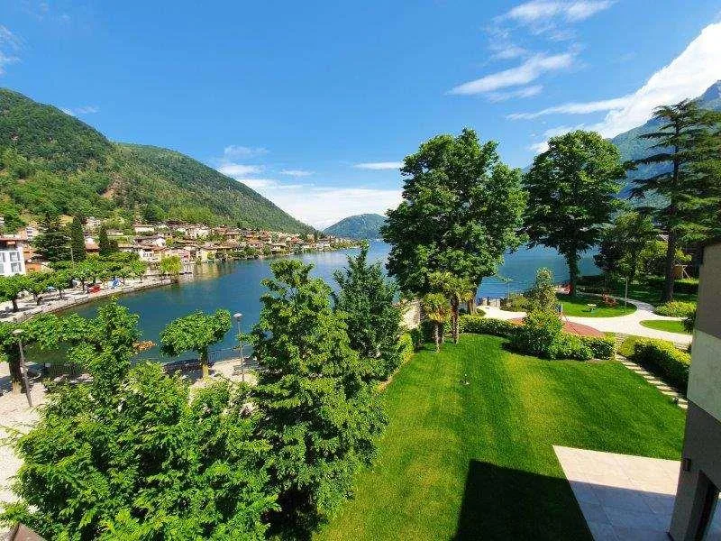 RIVA S. VITALE: PRÄCHTIGE VILLA AM SEE MIT SCHWIMMBAD