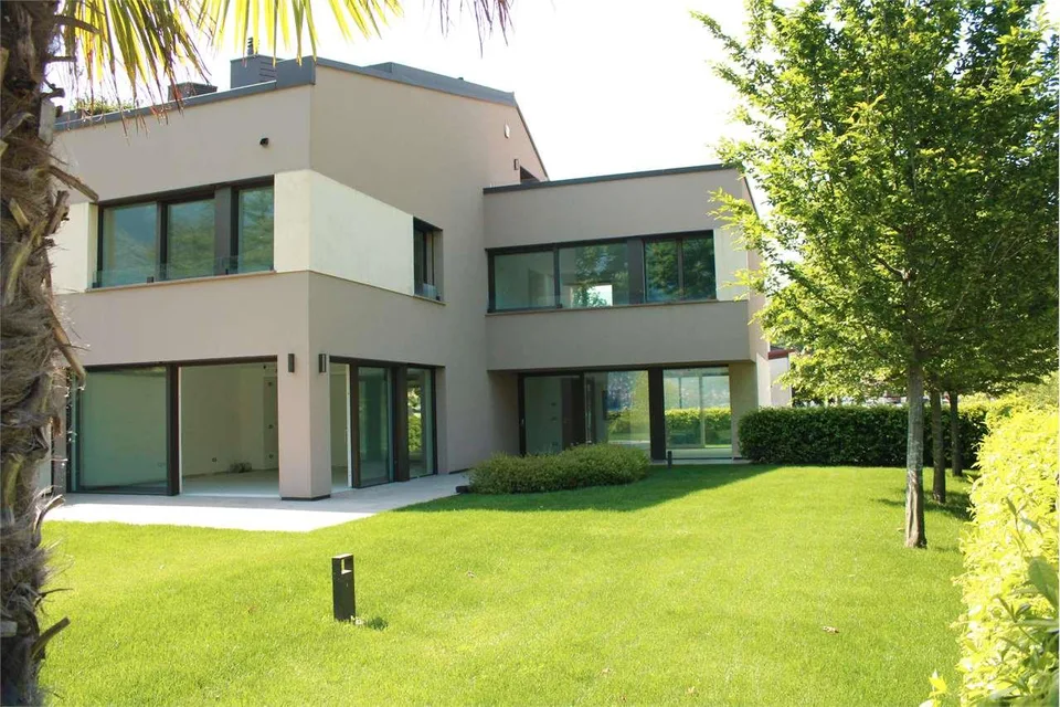 RIVA S. VITALE: SPLENDIDA VILLA A LAGO CON PISCINA