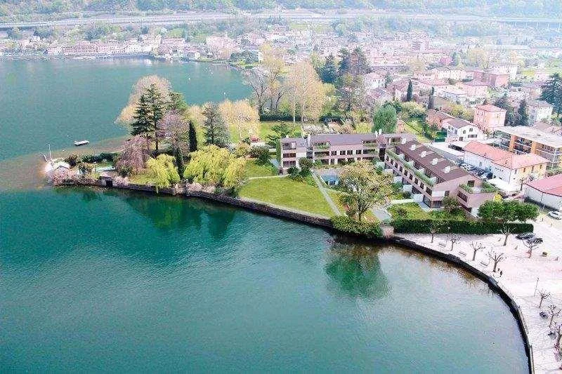 RIVA S. VITALE: PRÄCHTIGE VILLA AM SEE MIT SCHWIMMBAD