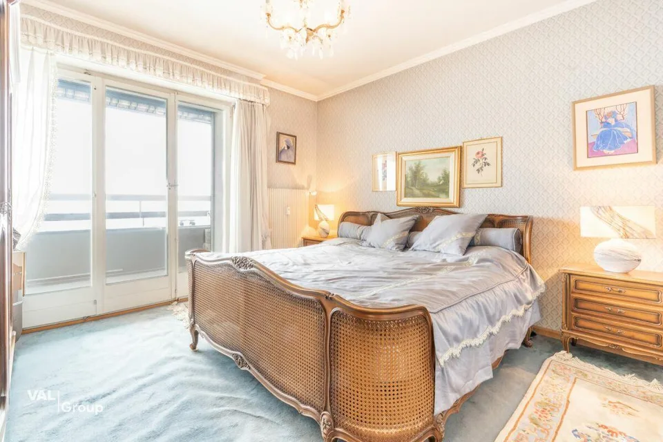 Bright attic in the heart of amenities