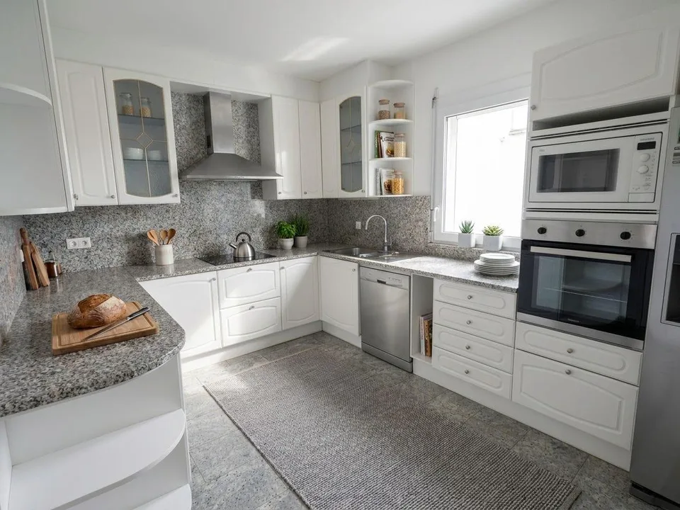 Maison unifamiliale de 6.5 pièces avec terrasses et jardin à Claro