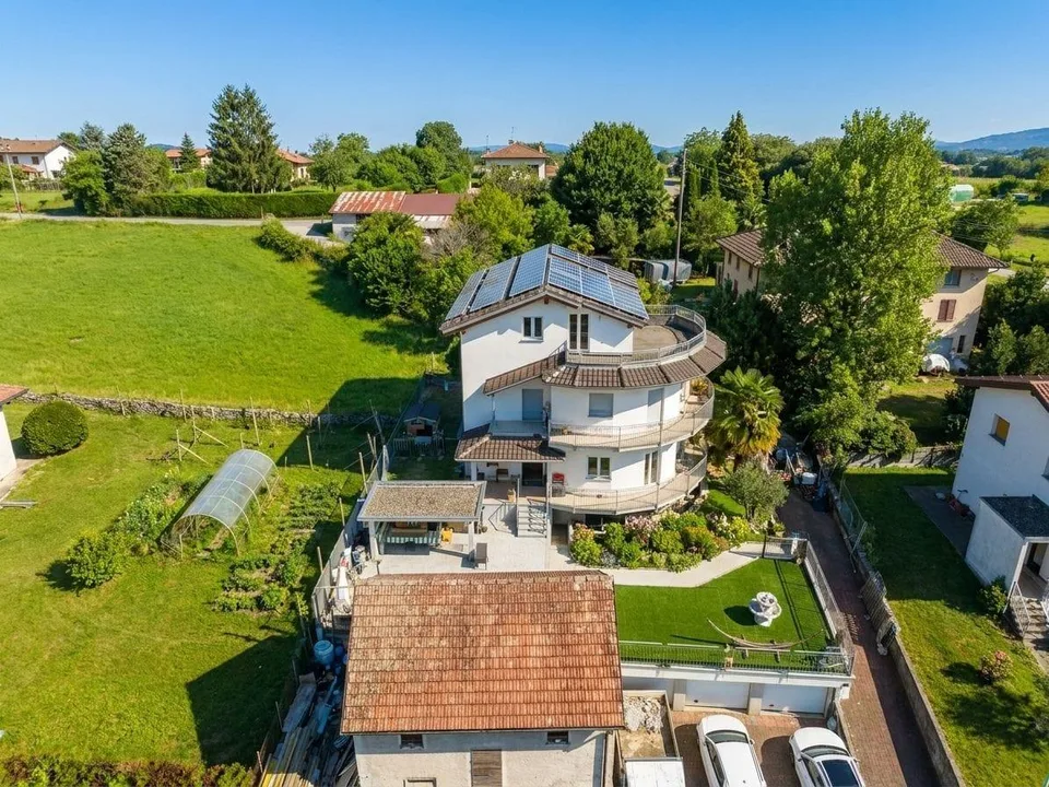 Maison unifamiliale de 6.5 pièces avec terrasses et jardin à Claro