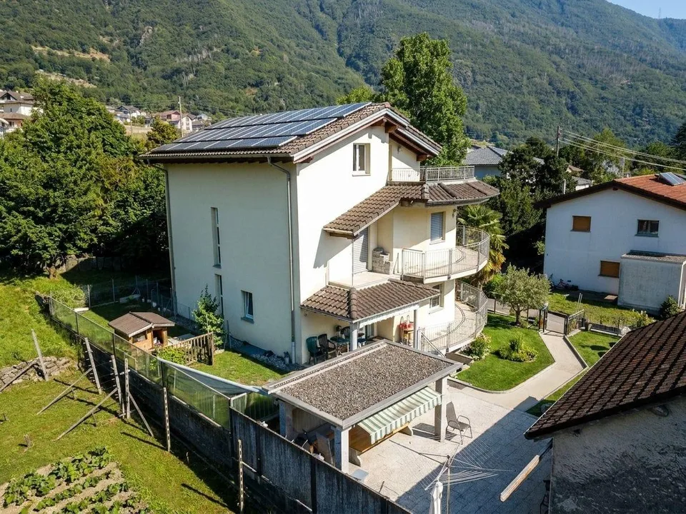 Maison unifamiliale de 6.5 pièces avec terrasses et jardin à Claro