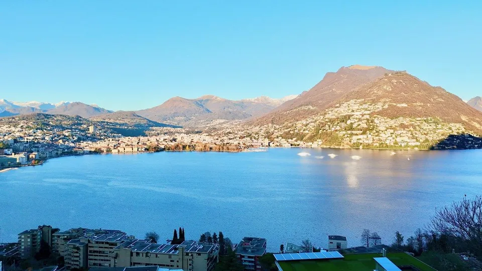Moderno Appartamento con Giardino: Design, Tecnologia e Vista Lago