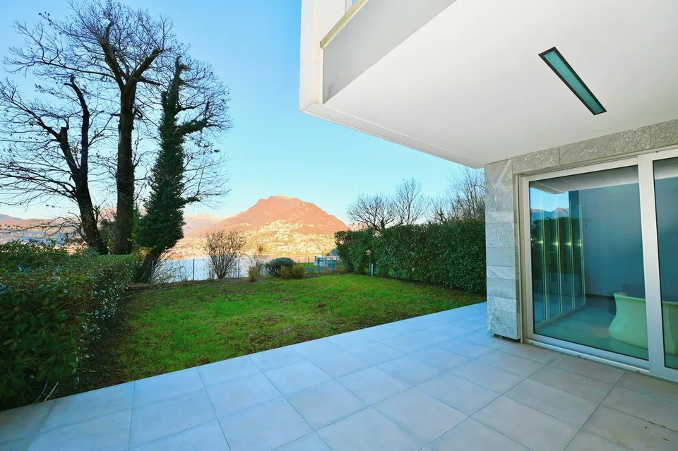 Moderno Appartamento con Giardino: Design, Tecnologia e Vista Lago – Foto 7 von 17