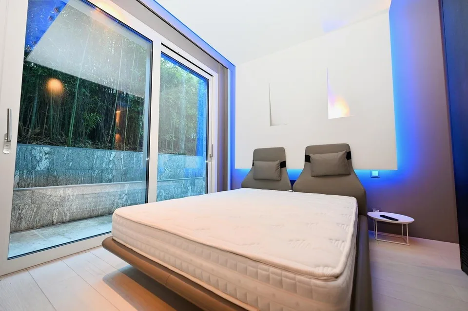 Moderno Appartamento con Giardino: Design, Tecnologia e Vista Lago – Foto 16 von 17