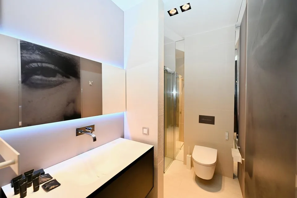 Moderno Appartamento con Giardino: Design, Tecnologia e Vista Lago – Foto 17 von 17