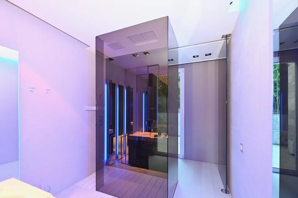 Moderno Appartamento con Giardino: Design, Tecnologia e Vista Lago – Foto 13 von 17