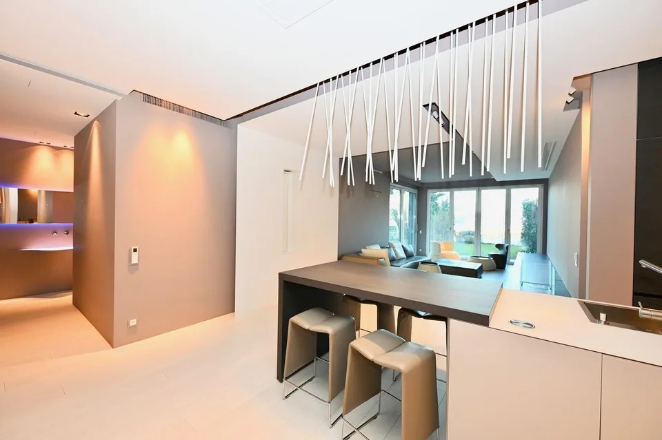 Moderno Appartamento con Giardino: Design, Tecnologia e Vista Lago