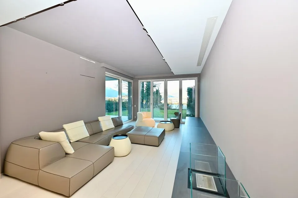 Moderno Appartamento con Giardino: Design, Tecnologia e Vista Lago