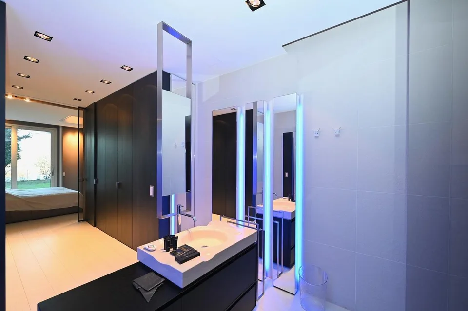 Moderno Appartamento con Giardino: Design, Tecnologia e Vista Lago – Foto 12 von 17