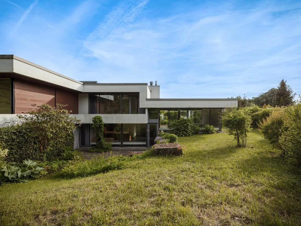 Architektonisches Unikat mit Naturweiher und Entwicklungspotenzial